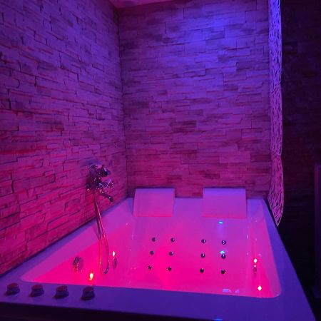 Les Nids De La Baie Bed & Breakfast Favières Екстериор снимка