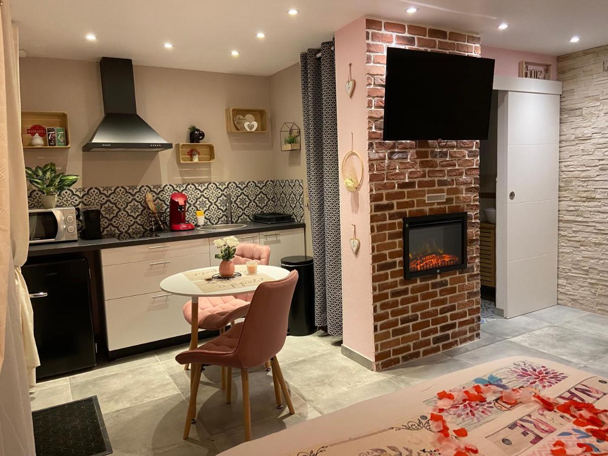 Les Nids De La Baie Bed & Breakfast Favières Екстериор снимка