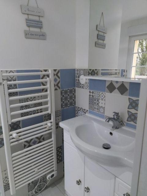 Les Nids De La Baie Bed & Breakfast Favières Екстериор снимка