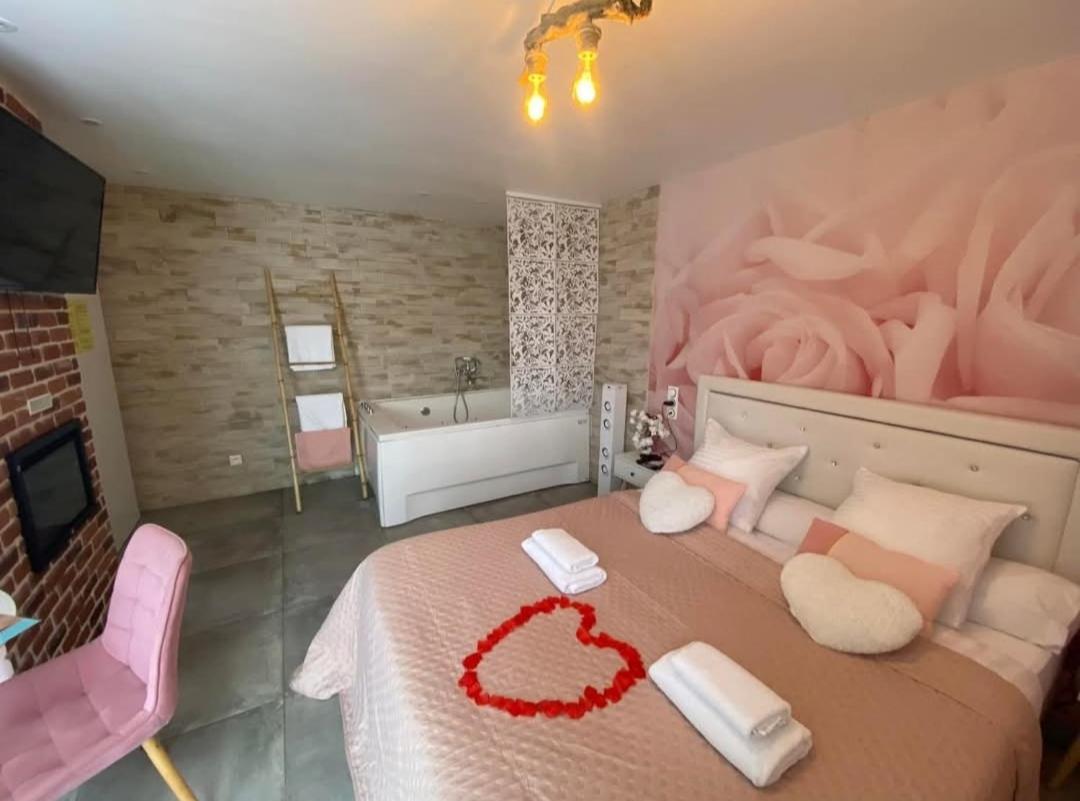Les Nids De La Baie Bed & Breakfast Favières Екстериор снимка