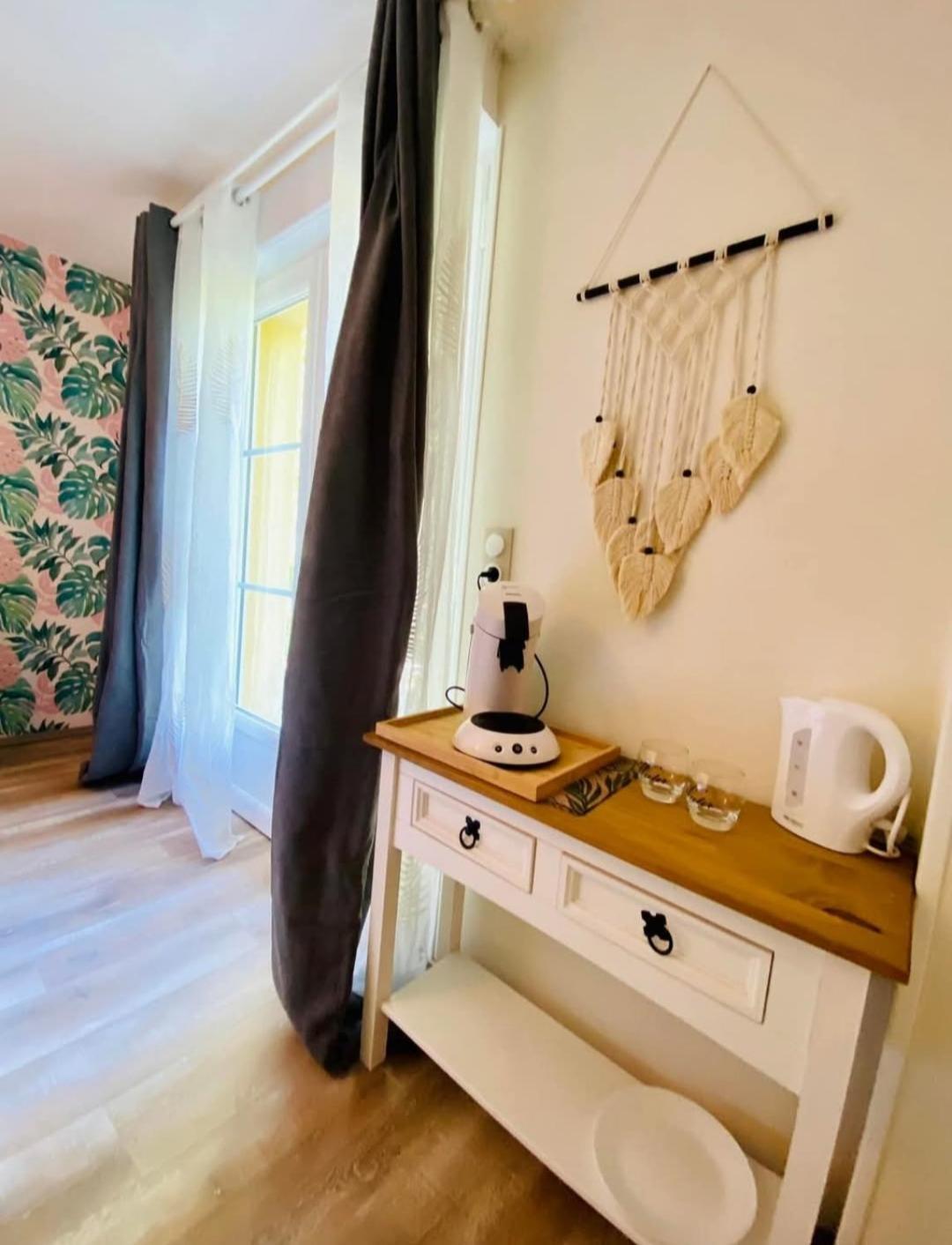 Les Nids De La Baie Bed & Breakfast Favières Екстериор снимка